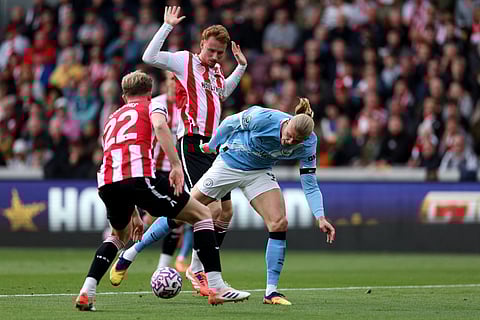 Manchester City's Norwegian striker Erling Haaland battles for the ball with Brentford's Dutch defender #04 Sepp Van den Berg during the English Premier League football match at the Gtech Community Stadium in London on October 5, 2025.