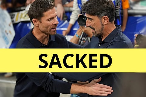 Real Madrid's Spanish coach Xabi Alonso (L) meets Real Oviedo's Serbian coach Veljko Paunovic prior the Spanish league football match between Real Oviedo and Real Madrid CF at Carlos Tartiere Stadium in Oviedo on August 24, 2025.