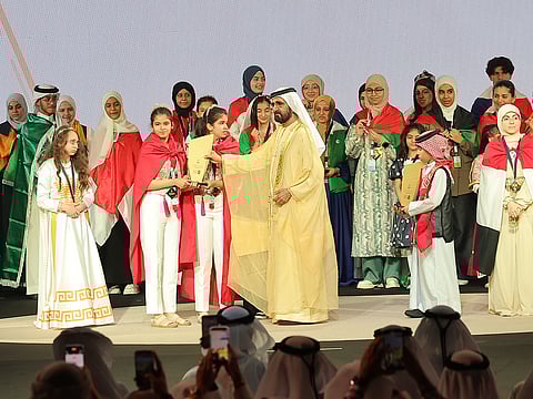 Sheikh Mohammed presenting Arab Reding Challenge award to Baisan and Baylsan Koka from Tunisia.