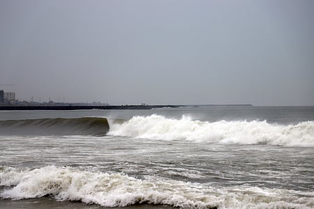 Cyclone Montha’s landfall continues near Kakinada (Lead)