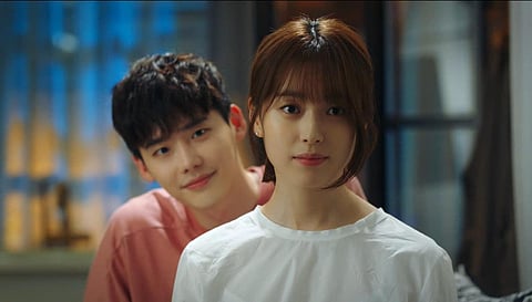 Lee Jong-suk and Han Hyo-joo in W Two Worlds.