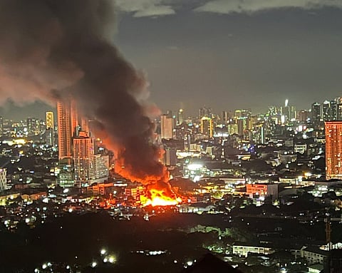 Fire ravages Manila district on Friday, December 12, 2205