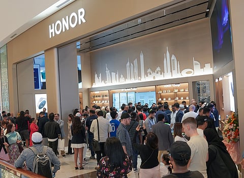 HONOR unveils flagship experience store in Dubai Mall, pioneering AI smart living