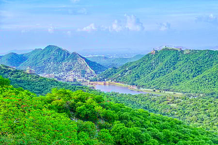 The Supreme Court of India has put in abeyance its earlier order accepting a revised definition of the Aravalli Hills.