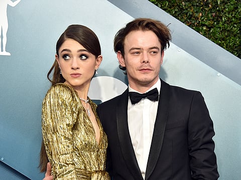 Natalia Dyer and Charlie Heaton attend the 26th Annual Screen Actors Guild Awards at The Shrine Auditorium on January 19, 2020 in Los Angeles, California. 721430 Gregg DeGuire/Getty Images for Turner/AFP (Photo by GREGG DEGUIRE / GETTY IMAGES NORTH AMERICA / Getty Images via AFP)