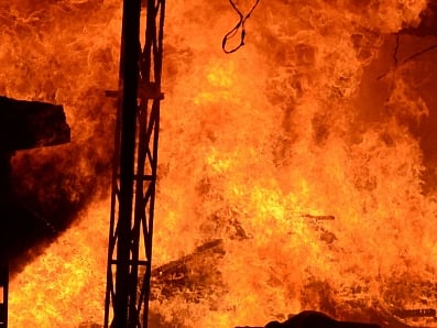 Fire at luxury residential building in Tollygunge, several film stars come down onto street