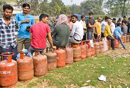 In Maharashtra, the state government introduced sector-wise rationing of commercial LPG cylinders following a directive from the Centre.