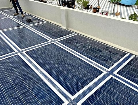 By using singlet fission — a “dream” process where one high-energy photon splits into two lower-energy excitons — the new molybdenum-based spin-flip emitter flips electron spins to capture that extra energy.