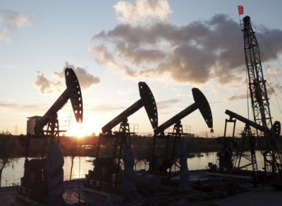 Oil prices surge amid US-Iran stalemate in peace talks, affecting supply chain.