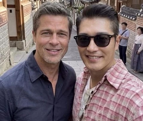 The buzz began on May 9, when actor Jung Yoon-min posted a set of images showing Pitt smiling in a narrow Bukchon lane.