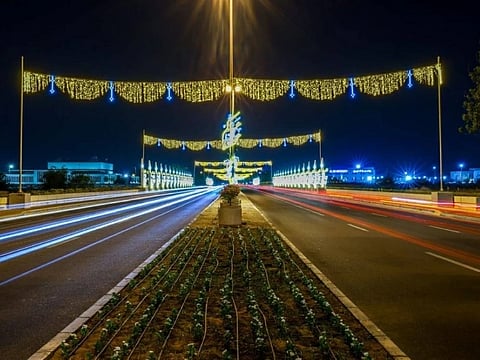 Al Ain Municipality announced the completion of Eid decoration works across the city, including the installation of nearly 1,400 lighting units stretching across 98 kilometres of major roads and intersections.