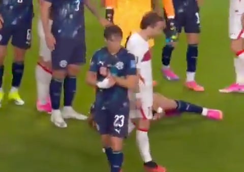 Paraguay defeated Turkey 1-0 in their World Cup Group D match. Matías Galarza scored the only goal just 65 seconds into the game. During the match, the referee's watch fell off during the Paraguay vs. Turkey match. Paraguayan midfielder Matías Galarza casually picked it up, looked around to make sure no one noticed, and even slipped it onto his own wrist for a few seconds. A moment later, he handed it back to the referee with a smile, joking that he should keep a closer eye on it. Football never fails to deliver these hilarious moments.