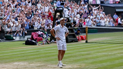 Fery stuns Dimitrov to make Wimbledon QF