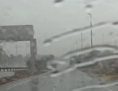 Rain pours on the Abu Dhabi–Al Ain road.