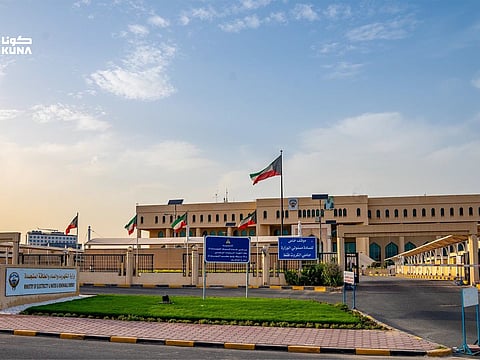 Power cuts hit parts of Kuwait after a fault at Kaifan substation. Emergency teams work to restore electricity in Hawalli and Mubarak Al Kabeer areas.