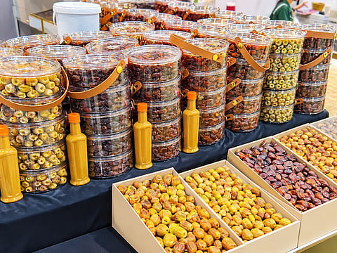 The festival runs until October 11 and brings together leading date palm growers and agricultural experts, as well as agricultural companies, government entities, productive families and home-based businesses involved in the sector.