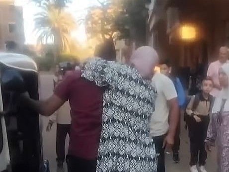 Egyptian woman arrested after biting lawyer’s ear in a taxi dispute that turned into street fight in Menoufia Governorate. The incident sparked social media buzz.