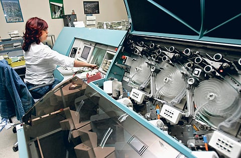 A currency counting machine in the Central Bank of Lebanon. Lebanon’s central bank told commercial banks on Wednesday to cap their interest rates on deposits in foreign currencies at 5%