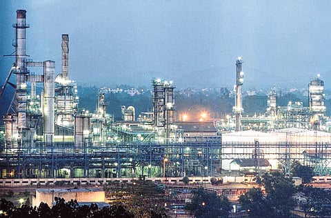 A Reliance Industries Ltd petrochemical plant in Jamnagar,India. The scorching rally in Reliance Industries Ltd.’s shares is becoming a problem for India’s equity mutual funds.