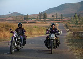 Review: Neelakasham Pachakadal Chuvanna Bhoomi