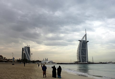 Temperatures are set to peak between 31°C and 34°C in coastal and inland regions, with cooler conditions in the mountains, where highs will reach between 22°C and 27°C.