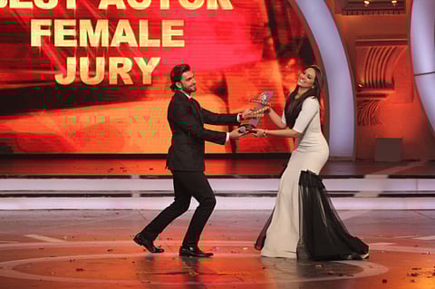 Shah Rukh Khan and Deepika wins Zee Cine Awards 2014