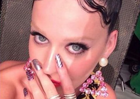Katy Perry’s brows do the vanishing act
