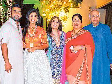 Raj Kundra with his wife Shilpa Shetty, her parents and her sister Shamita
