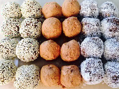 #VeganWednesday snack: Chocolate and peanut butter date balls