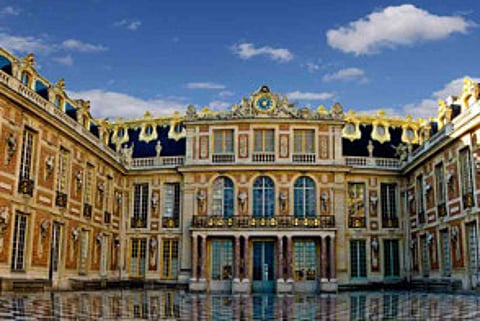 Versailles plans luxury hotel