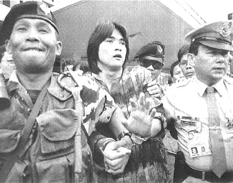 August 25, 1990: Filipino fugitive actor surrenders