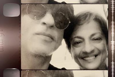 Shah Rukh Khan, Tanuja take selfie