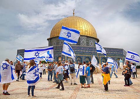 Memes of Israelis holding flags in front Dome of the Rock circulate on Facebook