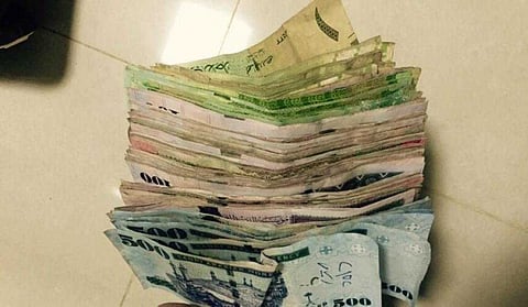 21 family members in five cars, one of which is a luxurious sedan, arrested for begging