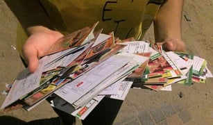 Dubai pupil picks up massage cards to avoid littering