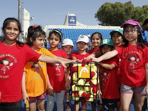 Daily Deuce: Girls perfect their serve