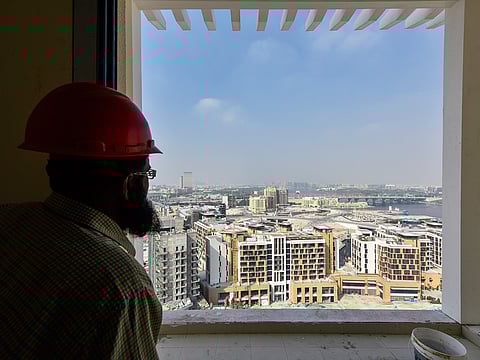 For illustrative purposes only. As a general rule, the delay in implementing the contract, which gives the right to one of the contracting parties to request termination of the sales agreement or request compensation, depends on the jurisdiction of the trial court according to the situation and documents submitted in the lawsuit.