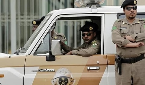 The public has been urged to report violations by contacting 911 in the Mecca, Riyadh, and Eastern regions, and 999 or 996 in other parts of the Kingdom.