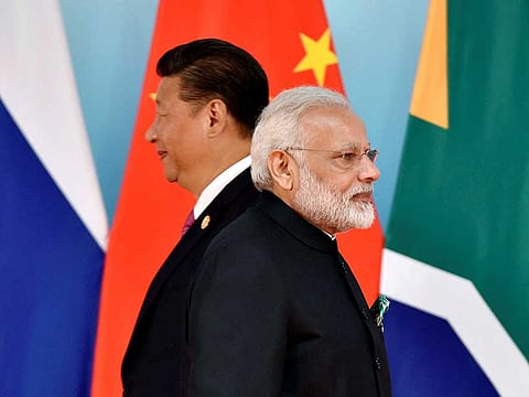 Chinese President Xi Jinping (L) and Indian Prime Minister Narendra Modi