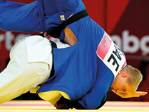 Ivan Remarenco of United Arab Emirates (blue) failed to cross his first hurdle in Round-of-32 on Thursday.