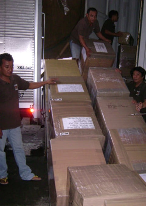 Send balikbayan boxes through legal cargo companies, Filipinos told