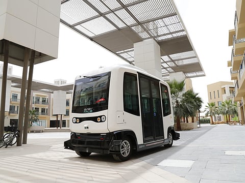 Dubai’s Roads and Transport Authority (RTA) has recently embarked on Phase 4 of the Driverless Vehicles Project within Sustainable City at Dubailand, Al-Qudra Road over a track extending 1250m. The step is a part of RTA’s efforts to boost the Dubai Government strategy to raise the share of autonomous transport to as much as 25% of public transport means by 2030.
RTA