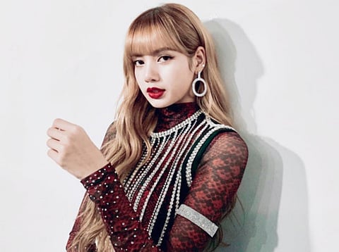 Despite her glamorous K-pop lifestyle, Lisa’s home embraces minimalist charm, featuring neutral tones and monochrome furniture, with vibrant pops of colour