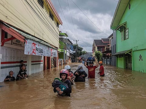 esidents evacuating their homes in Makassar as heavy rain and strong winds pounded the southern part of Sulawesi island, swelling rivers that burst their banks and inundating dozens of communities in nine southern districts. The death toll from flash floods and landslides in Indonesia jumped to 26, a disaster agency official said on January 23
