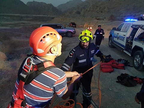Police rescue two Emiratis stranded in Wadi