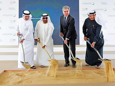 Shaikh Ahmad Bin Saeed Al Maktoum, Saeed Mohammad Al Tayer, Joe Kaeser and Najeeb Mohammad Al Ali during the groundbreaking ceremony of the hydrogen plant.