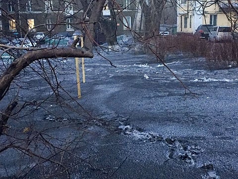 A picture taken on February 19, 2019 shows a view of a snowy yard covered with a layer of coal dust in the town of Kiselyovsk in the highly industrial Kemerovo region, more than 3,000 kilometres (1,800 miles) east of Moscow. Black snow falling in Siberia due to air loaded with coal dust prompted the regional governor on February 26, 2019 to temporarily close a coal processing plant he accused of killing residents.