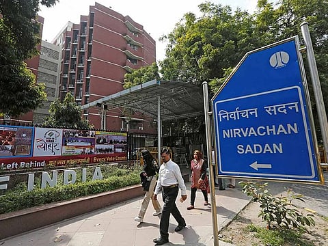 People walk past the Election Commission of India office building in New Delhi, India March 11, 2019. (File photo)
