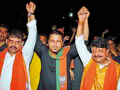 BJP general secretary Kailash Vijayvargiya (right) with expelled TMC lawmaker and BJP candidate for Jadavpur parliamentary constituency Anupam Hazra (centre).