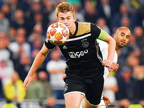 Ajax's defender Matthijs de Ligt vies with Tottenham Hotspur's Lucas Moura (R) during the UEFA Champions League semi-final first leg football match between them at the Tottenham Hotspur Stadium in north London, on April 30, 2019.